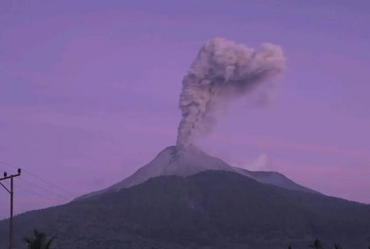 Gunung Lewotobi Laki-Laki Erupsi, Letusan Setinggi 700 Meter - GenPI.co