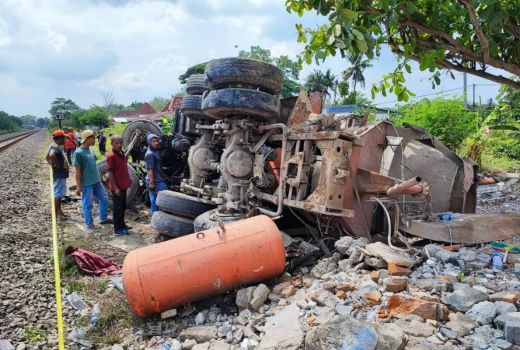 KA Taksaka Tabrakan dengan Truk di Bantul, KAI Proses Hukum Sang Sopir - GenPI.co