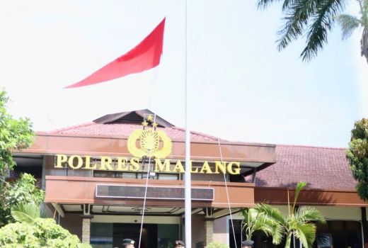 Kenang 2 Tahun Tragedi Kanjuruhan, Polres Malang Kibarkan Bendera Setengah Tiang - GenPI.co