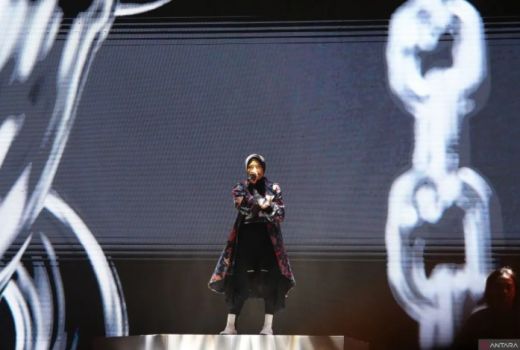 Tantri Kotak Kerepotan Nyanyikan Lagu Nike Ardilla - GenPI.co