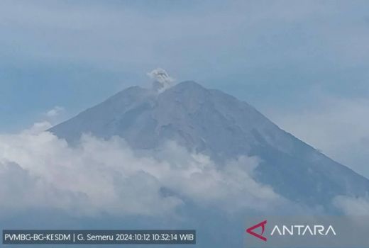 Gunung Semeru Erupsi 7 Kali, Lontarkan Abu Vulkanik Setinggi Ratusan Meter - GenPI.co