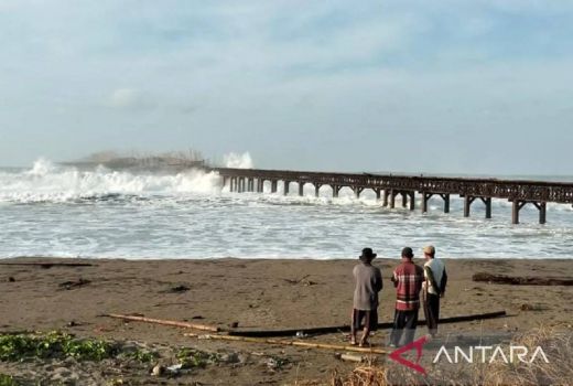 Ombak Besar Terjang Bekas Dermaga di Sukabumi, 3 Nelayan Hilang - GenPI.co