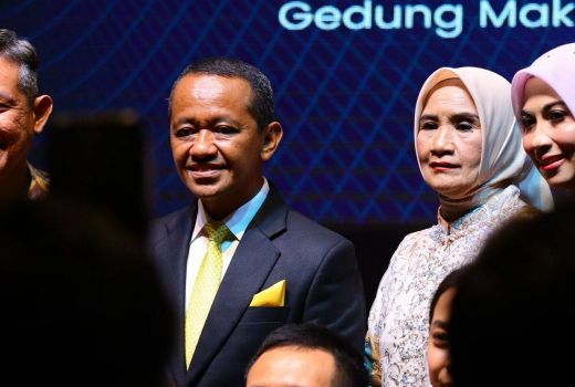 Raih Gelar Doktor, Bahlil Lahadalia Disanjung Sekjen Golkar - GenPI.co
