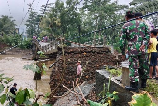 Banjir dan Longsor Landa Trenggalek, Rumah Warga Rusak dan Jembatan Putus - GenPI.co