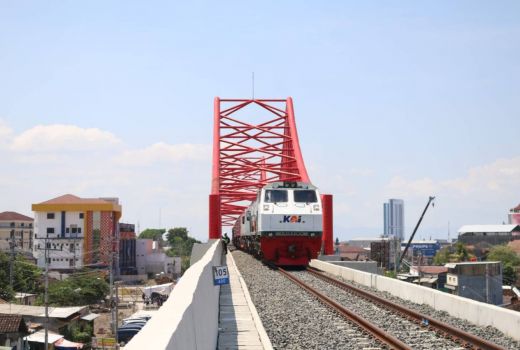 KAI Lakukan Uji Coba Beban Rel Layang di Simpang Joglo Solo, Pakai 8 Lokomotif - GenPI.co
