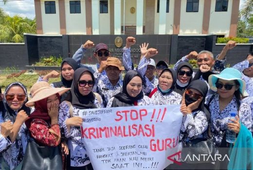 Jalani Sidang Perdana Kasus Kekerasan Siswa, Supriyani Dapat Dukungan Ribuan Guru di Konawe Selatan - GenPI.co