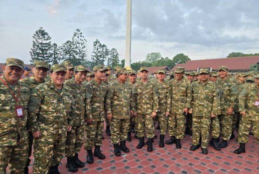 Kenakan Pakaian Loreng Komced, Anggota Kabinet Merah Putih Olahraga Pagi di Akmil - GenPI.co