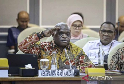 Rapat Bersama DPR RI, Natalius Pigai: Kami Tidak Punya Program 100 Hari - GenPI.co