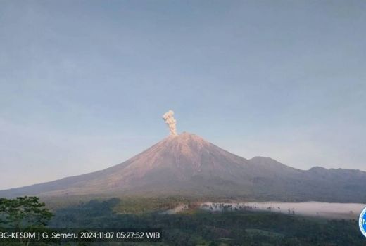 Gunung Semeru Alami Erupsi, Tinggi Letusan hingga 1 Km - GenPI.co