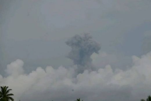 Hati-Hati! Gunung Ibu Erupsi Beruntun Sejak Minggu Malam - GenPI.co