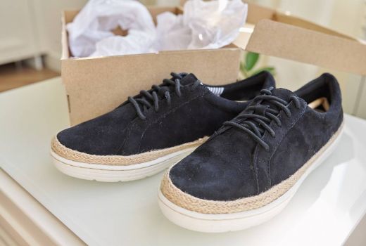 Cara Membersihkan Sepatu Suede Tanpa Merusak Teksturnya - GenPI.co