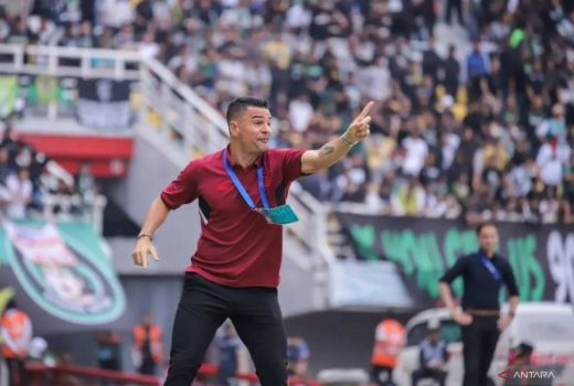 Pinggirkan Bursa Transfer, Pelatih Persija Carlos Pena Fokus Hadapi Malut United - GenPI.co