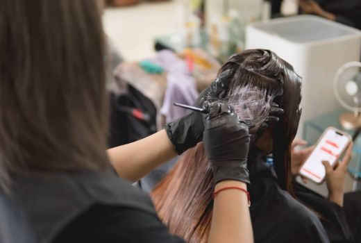 Cara Tepat Membersihkan Pewarna Rambut yang Menempel pada Kulit - GenPI.co