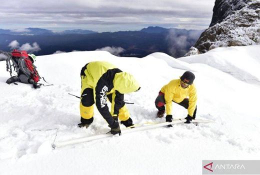 BRIN Beri Peringatan! Es Mencair di Puncak Jayawijaya Tak Bisa Kembali Seperti Semula - GenPI.co
