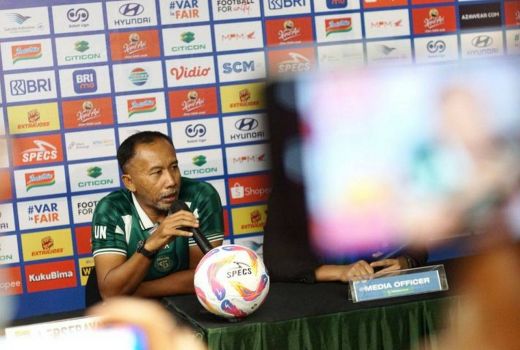 Persebaya Surabaya Lawan Arema FC Tanpa Paul Munster, Uston Nawawi Santai - GenPI.co