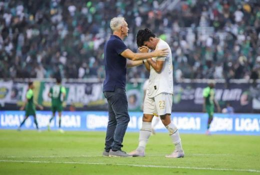 Kalah Dramatis dari Persebaya Surabaya, Pelatih Arema FC Bongkar Biang Kerok - GenPI.co