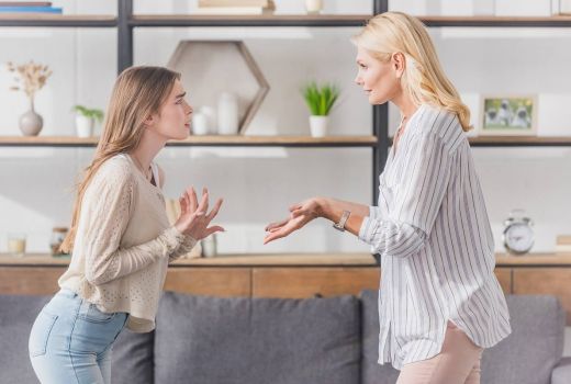 Tanda Kamu Bukan Anak Kesayangan dalam Keluarga, Selalu Merasa Tersisih - GenPI.co