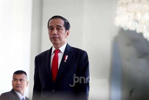 Jokowi Masuk Finalis Pemimpin Terkorup versi OCCRP, Guntur Romli: Ini Harusnya Dikejar KPK - GenPI.co
