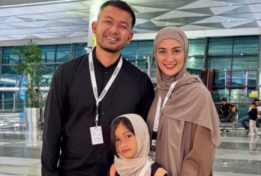 Umrah, Atiqah Hasiholan Minta Maaf Lahir Batin - GenPI.co
