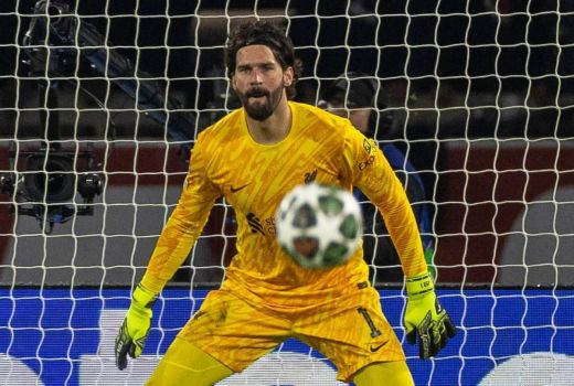 Alisson Becker Jadi Bintang di Laga PSG vs Liverpool, Arne Slot: Dia Pemain Top - GenPI.co