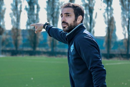 Dilirik Klub Top Eropa, Cesc Fabregas Pilih Bertahan di Como 1907 - GenPI.co