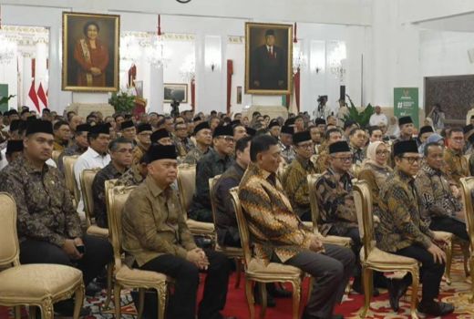Menpora Dito Mendampingi Presiden Prabowo Serahkan Zakat Kepada Baznas - GenPI.co