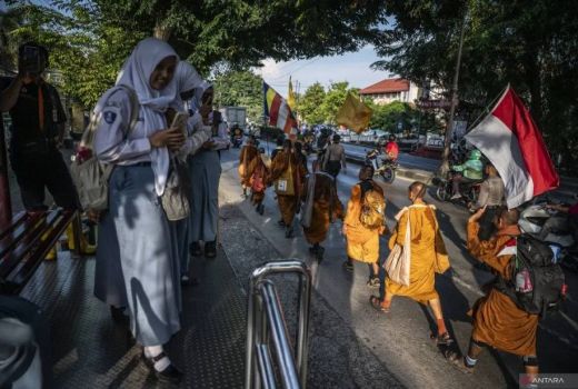 Kelelahan di Temanggung, Biksu Thudong Diantar Pakai Truk ke Magelang - GenPI.co