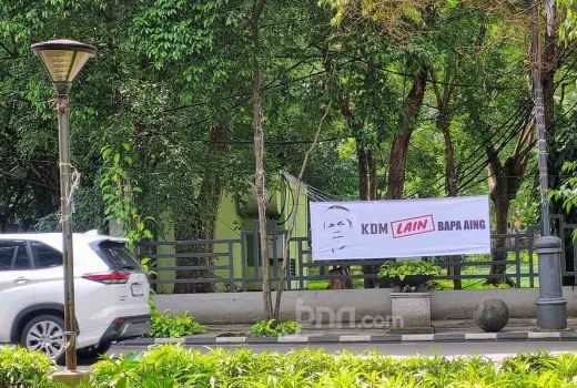 Bermunculan Spanduk Protes, Disebut Imbas dari Program Dedi Mulyadi - GenPI.co