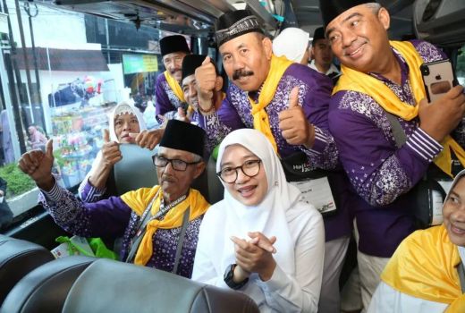 15 Tahun Jualan Koran di Masjid Agung Banyuwangi, Kakek 88 Tahun Akhirnya Naik Haji - GenPI.co