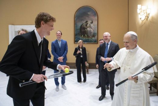 Paus Leo XIV Sambut Jannik Sinner di Vatikan, Raket Tenis Jadi Simbol Keakraban - GenPI.co