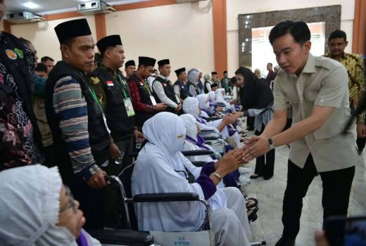 Gibran Didampingi Bobby Nasution Temui Jemaah Haji, Bilang Ada Arahan Presiden - GenPI.co