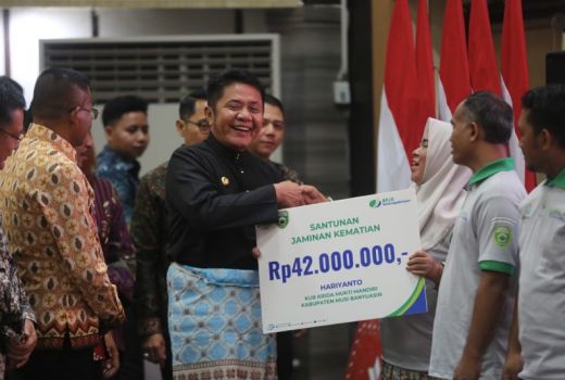 Gubernur Herman Deru Serahkan Santunan Jaminan Kematian BPJS Ketenagakerjaan kepada Petani Sawit di Sumsel - GenPI.co