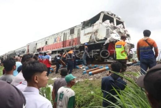 KA Malioboro Eskpres Tabrak 7 Kendaraan di Magetan, 4 Orang Meninggal - GenPI.co