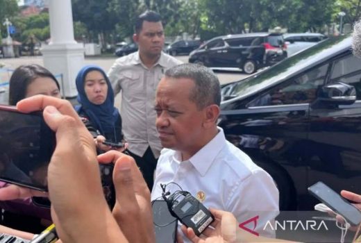 Rocky Gerung Usul Kabinet Dirombak, Jawaban Bahlil Lahadalia dan Airlangga Beda - GenPI.co