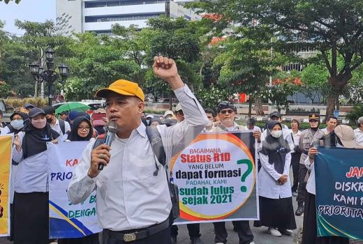 Kantor Ahmad Luthfi Digeruduk Ratusan Guru Swasta, Tuntut Nasib Jadi PPPK - GenPI.co