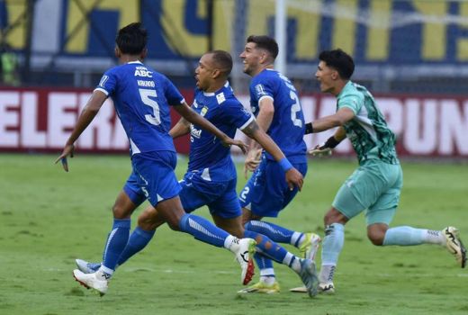 Kunci Tangguhnya Pertahanan Persib Bandung, 4 Bek yang Jarang Diganti - GenPI.co