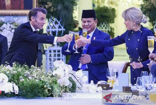 Seskab Teddy Jelaskan Minuman Prabowo dan Macron saat Toast, Bukan Alkohol? - GenPI.co