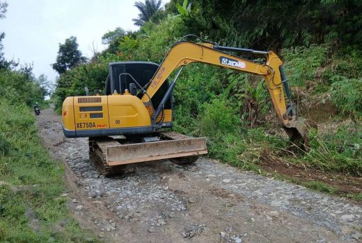 Sambut Hari Lahir Pancasila, PLN Perbaiki Jalan Rusak di Sekitar Proyek PLTA UCPS - GenPI.co