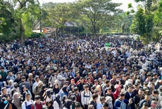 DPR RI Soroti Bursa Kerja Ricuh, Sebut Keresahan Sosial Mulai Terlihat - GenPI.co