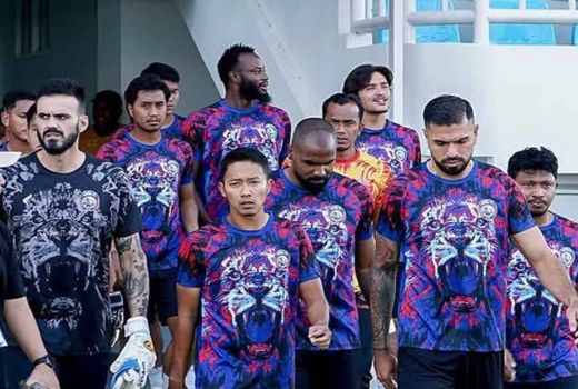 Arema FC Tak Banyak Rombak Tim, Mayoritas Pemain Dipertahankan - GenPI.co