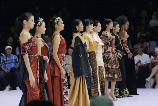 Bawa Tema Inheritance Soul, Sparks Fashion Academy Unjuk Gigi di IFW 2025 - GenPI.co