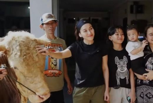 Ikut Sembelih Hewan Kurban, Ayu Ting Ting: Seru Banget - GenPI.co