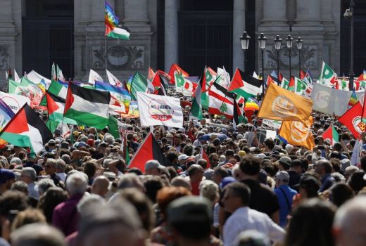 Ribuan Warga Italia Gelar Aksi Damai di Roma, Desak Pemerintah Tegas Soal Perang Gaza - GenPI.co