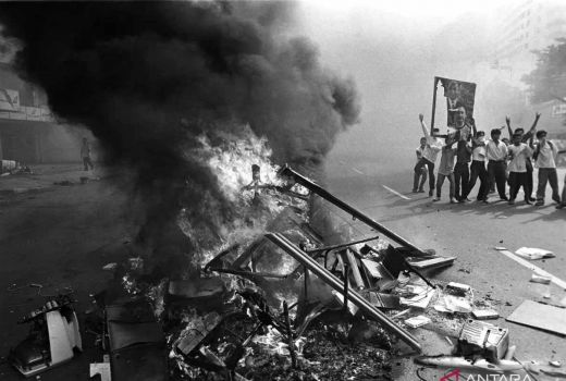 Penulisan Ulang Sejarah Diminta Libatkan eks TGPF Seusai Fadli Zon Bicara Tragedi Mei 1998 - GenPI.co