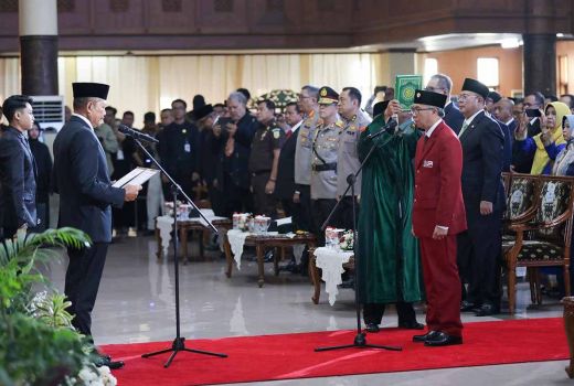 Sumpah Jabatan Rektor UPI Pakai Bahasa Inggris Bikin Cucun Kecewa, Pilih Walk Out - GenPI.co