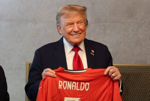 Cristiano Ronaldo Kasih Jersey ke Donald Trump, Bawa Pesan Perdamaian - GenPI.co
