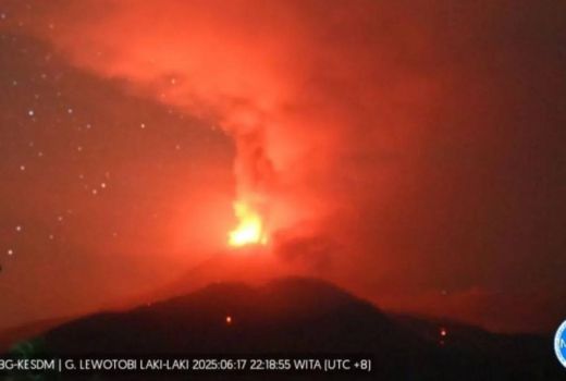 Gunung Lewotobi Laki-laki Erupsi, Terjadi Hujan Abu dan Kerikil, Warga Mengungsi - GenPI.co