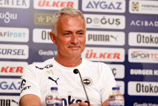 Gianluigi Buffon Larang Timnas Italia Rekrut Jose Mourinho - GenPI.co