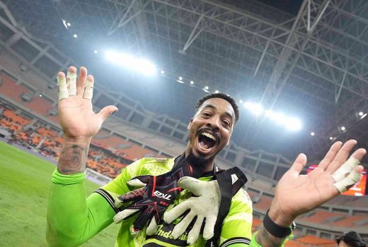 Kontrak Diperpanjang, Kiper Persija Jakarta Carlos Eduardo Ingin Rasakan Juara - GenPI.co