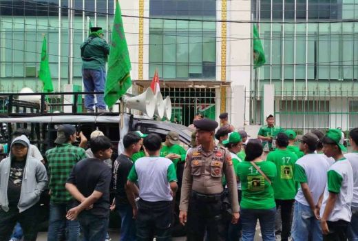 Massa Datangi Kantor PPP Desak Rommy Dipecat, Dianggap Hanya Bikin Partai Hancur - GenPI.co